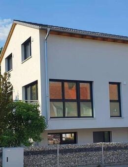 Energieeffizienter Neubau in zentraler Lage - modernes Stadthaus im Doppelhausformat zu verkaufen! Mehrgenerationenhaus oder Renditeobjekt - Aurach