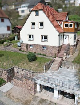 Massives Einfamilienhaus mit zwei Garagen und Garten in Bad Karlshafen - Bad Karlshafen
