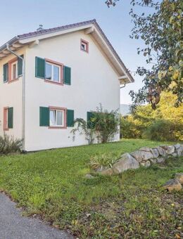EFH mit Nebengebäuden und großem Grundstück - Sulzburg