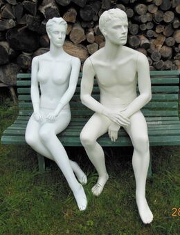 2 x sitzende Schaufensterfigur (Pärchen ?) - - Allgäu - TOM - München Maxvorstadt