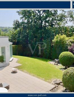 VON POLL - FRIEDRICHSDORF: Exklusive Bauhaus-Villa - Wohnen und Arbeiten mit Blick auf den Hardtwald - Friedrichsdorf