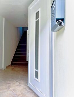 Rarität am Markt: Bezugsfertiges frisch saniertes Reihenmittelhaus – mit ELW, Balkon & kleinem Garten, perfekt zentrale Lage - Meerane