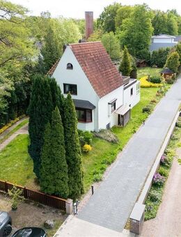 Familienglück im Grünen -- auch sehr interessant als Kapital-Anlage: 1.300 m2 (Bau)Grundstück mit Wohnhaus, Dachterrasse und Garten. - Bremen