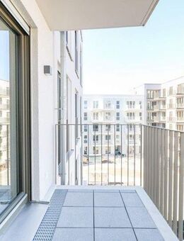 Sonnenverwöhnte Etagenwohnung mit Balkon - elegantes Wohnambiente und neue Design-Einbauküche - Frankfurt (Main)