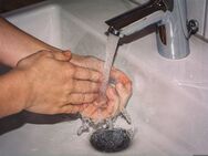 Eine Hand wäscht die Andere - Kreuztal