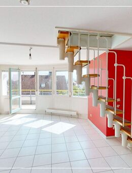 RENOVIERUNGSBEDÜRFTIGE 3-ZIMMER-DG-WOHNUNG MIT WOHNLICH AUSGEBAUTER BÜHNE - TG- UND AUSSENSTELLPLATZ - Untereisesheim