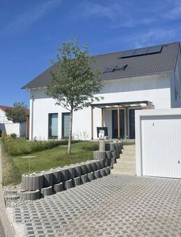 MODERNES DOPPELHAUS – JEDE HÄLFTE MIT EIGENEM GARTEN, GARAGE UND DURCHDACHTEM WOHNKONZEPT – IDEAL FÜR HEUTE, MORGEN UND SPÄTER - Ehingen (Donau)