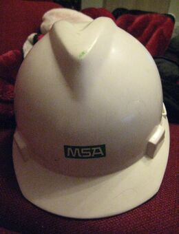 Neuwertiger, stabiler Schutzhelm für Bauarbeiter, Handwerker, Elektriker oder Schweißer, Hersteller: MSA, Typ: V Gard, Farbe: Weiß, einfache Verstellung für unterschiedliche Kopfgrößen, Schweißband vorn, EN 397, Versand gegen Aufpreis möglich, 15 € - Unterleinleiter