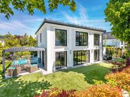 Englisch inspirierte, neuwertige Villa von 2019, in nobelster Grünwalder Lage - Grünwald