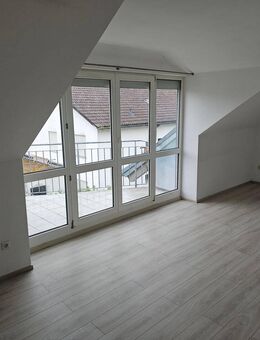 +++ 3-Zi.-DG-Whg. mit Balkon, EBK und TG-Stellplatz +++ - Waldkraiburg