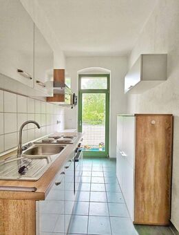 Renovierte Zweiraumwohnung mit EBK und Balkon * ruhig * 2. OG * Abstellraum * helle Räume * Stuck * Altbau saniert - Chemnitz