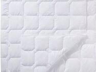 Schlafgut Kunstfaserbettdecke Casual, langlebige Bettdecke in 135x200 oder 155x220 cm, Sommer oder Winter