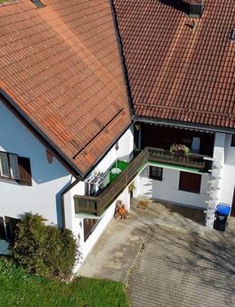 Charmante & großzügige 2-Zimmer-Wohnung mit Wohnküche, Balkon und Kaminanschluss in idyllischer Lage - Marquartstein