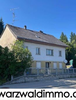 Sanierungsobjekt - Einfamilienhaus mit Einliegerwohnung in zentrumsnaher Lage von Häusern - Häusern