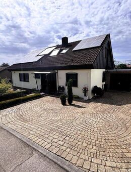 Charmantes Zweifamilienhaus mit Einliegerwohnung, Solartechnik und großem Garten - Neuenstadt (Kocher)