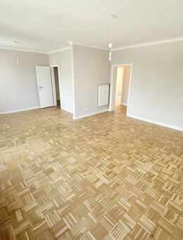 Frisch sanierte 3-4 Zi. Wohnung mit Balkon, Stellplatz, Garage - ruhige Nebenstraße, top Schnitt - Düsseldorf