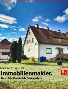 Doppelhaushälfte mit zwei Wohnungen, traumhaften Garten und Garage - Meßkirch