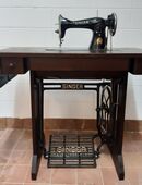 restaurierte antike Singer Nähmaschine mit Tisch und Beleuchtung ca. 1936 in 06128
