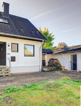 Ein-/Zweifamilienhaus in ruhiger Wohngegend mit nahezu ebenerdigem Gartengrundstück und Doppelgarage - Weyerbusch