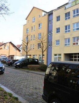 - Vermietete ETW mit Balkon, Tiefgarage und Aufzug - - Weißenfels