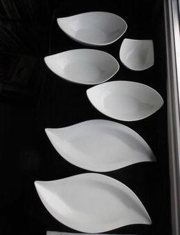 6 Porzellan Schalen zus. 12,- weiß Bone China Knochenporzellan asymmetrisch, geschwungene Form - Flensburg