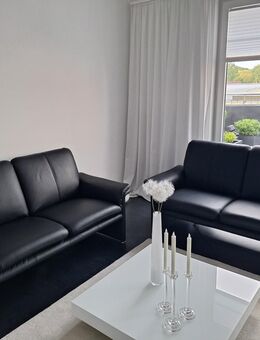 Zwei Zweisitzer Sofas zum Schnäppch schw. Leder. - Bad Bramstedt