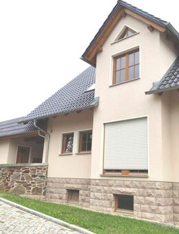 Hochwertig ausgestattete Wohnung im Zweifamilienhaus/Tageslichtbad/Balkon/ Carport/ - Thalheim (Erzgebirge)