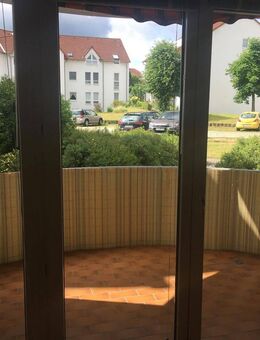 Erdgeschosswohnung mit 2 Zimmern, Tageslichtbad und Balkon + Option zur Übernahme der Küche - Eisenberg (Thüringen)