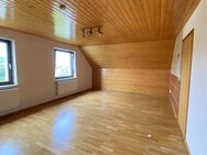 Gepflegte Dachgeschosswohnung mit Einbauküche und PKW-Stellplatz in Losheim am See! - Losheim (See)