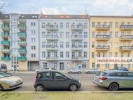 IMMOBERLIN.DE - Einzugsfreie Altbauwohnung mit 2 Balkons in Friedrichshain - Berlin