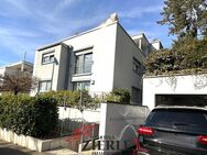 Gelegenheit! Neuwertige 3,5-Zi. Whg mit schöner EBK, großem Balkon, TG-Platz und Aufzug! - Esslingen (Neckar)