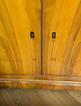 Antiker Biedermeier-Kleiderschrank mit Nussbaumfurnier – charmantes Originalstück - Regensburg