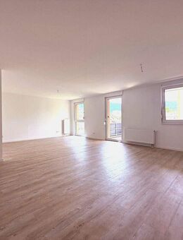 Helle und freundliche 3 Zimmer-Wohnung mit Balkon und Aufzug sucht neuen Mieter - Geislingen (Steige)
