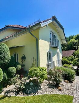 Viel Platz für Wohnen & Arbeiten! Familienvilla mit hochwertigster Ausstattung & Traumgarten / Ruhige Höhenlage Nähe Burghausen & A 94 - Marktl