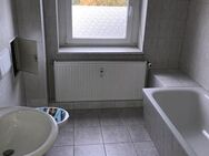 Großzügige 2-Zimmer mit Laminat und Wannenbad mit Fenster in guter Lage! - Hartmannsdorf (Sachsen)