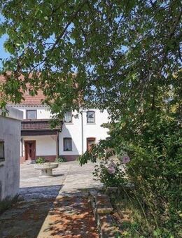 ehemaliger Dreiseitenhof mit Wohnhaus und Anbauten in Thallwitz - Thallwitz