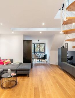 AIGNER - Modernes Wohnen auf zwei Ebenen: Charmante Dachgeschossmaisonette mit Charakter - München