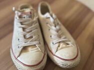 Getragene weiße Converse-Schuhe für Fetischliebhaber und Schnüffler - Würzburg