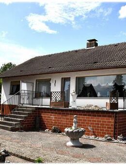 Ruhig wohnen - naturnah leben: Solides Einfamilienhaus mit Terrasse, Garage und großem Garten! - Vöhl