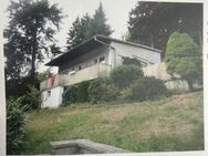 Eingeschossiges Einfamilienwohnhaus mit überdachter Terrasse (Hauseingang) und großem Balkon in Waldrandlage in Lüdenscheid - Lüdenscheid