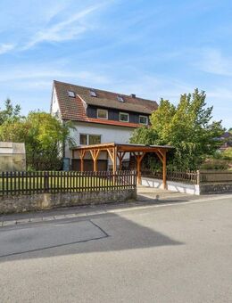 Gepflegtes Zweifamilienhaus mit Balkon und zwei Terrassen - Heinersreuth