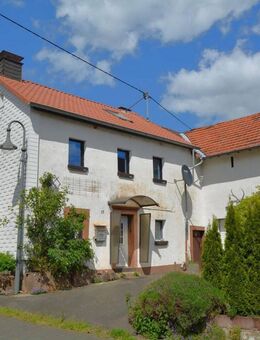 Einseitig angebautes Wohnhaus mit Scheune und Garage in Salm - Salm