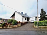 Rennerod: Freistehendes Einfamilienhaus mit Keller, Garage und Garten - Rennerod