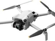 DJI Mini 4 Pro Fly More Combo (DJI RC 2) (GL) Drohne (4K Ultra HD, DJI RC 2 Fernsteuerung, 3 Akkus, Ladestation und Umhängetasche)