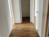 gr. 3-Raum-Wohnung mit sonnigem Balkon und EBK zum kleinen Preis - Helbra