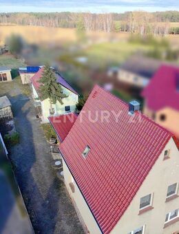 Zwei Einfamilienhäuser am Feldrand - Kroppen