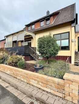 In einem begehrten Viertel der Kernstadt: Zweifamilienhaus mit viel Platz drinnen und draußen - Neustadt (Rübenberge)