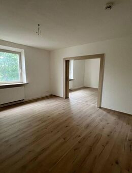 3-Zimmer-Wohnung - in zentraler Lage von Hof - 1. Obergeschoss - PKW Stellplatz anmietbar - komplett renoviert - Hof