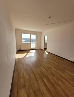 Helle 3-Zimmer-Wohnung mit traumhaftem Ausblick und Aufzug im Haus - Plauen