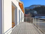 NEUWERTIGES ZWEIFAMILIENHAUS MIT DACHTERRASSE, EICHENPARKETT, WÄRMEPUMPE & SÜDWESTGARTEN - Bad Heilbrunn